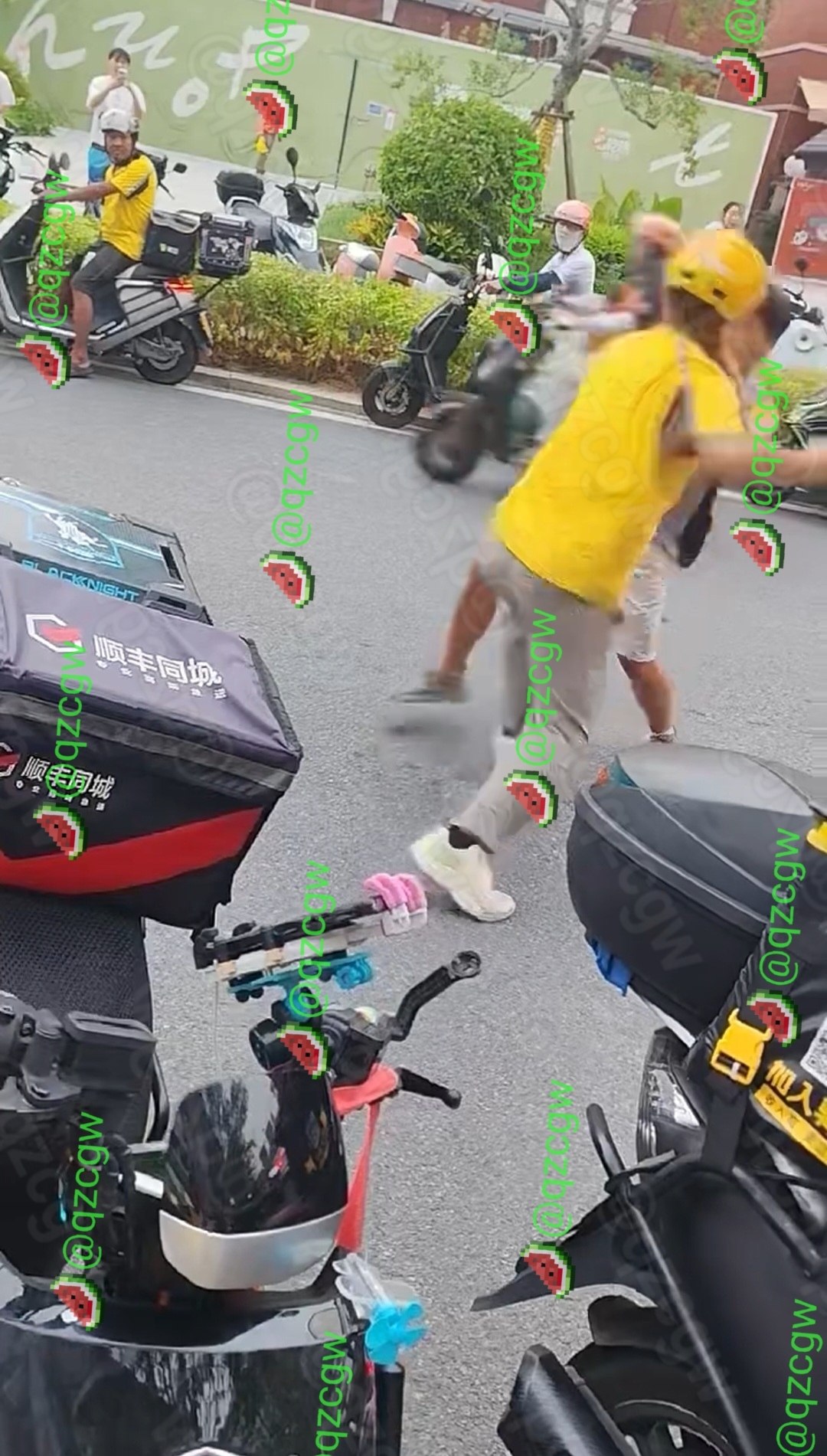 广西两名美团外卖骑手因纠纷在街头激烈互殴扭打至地面