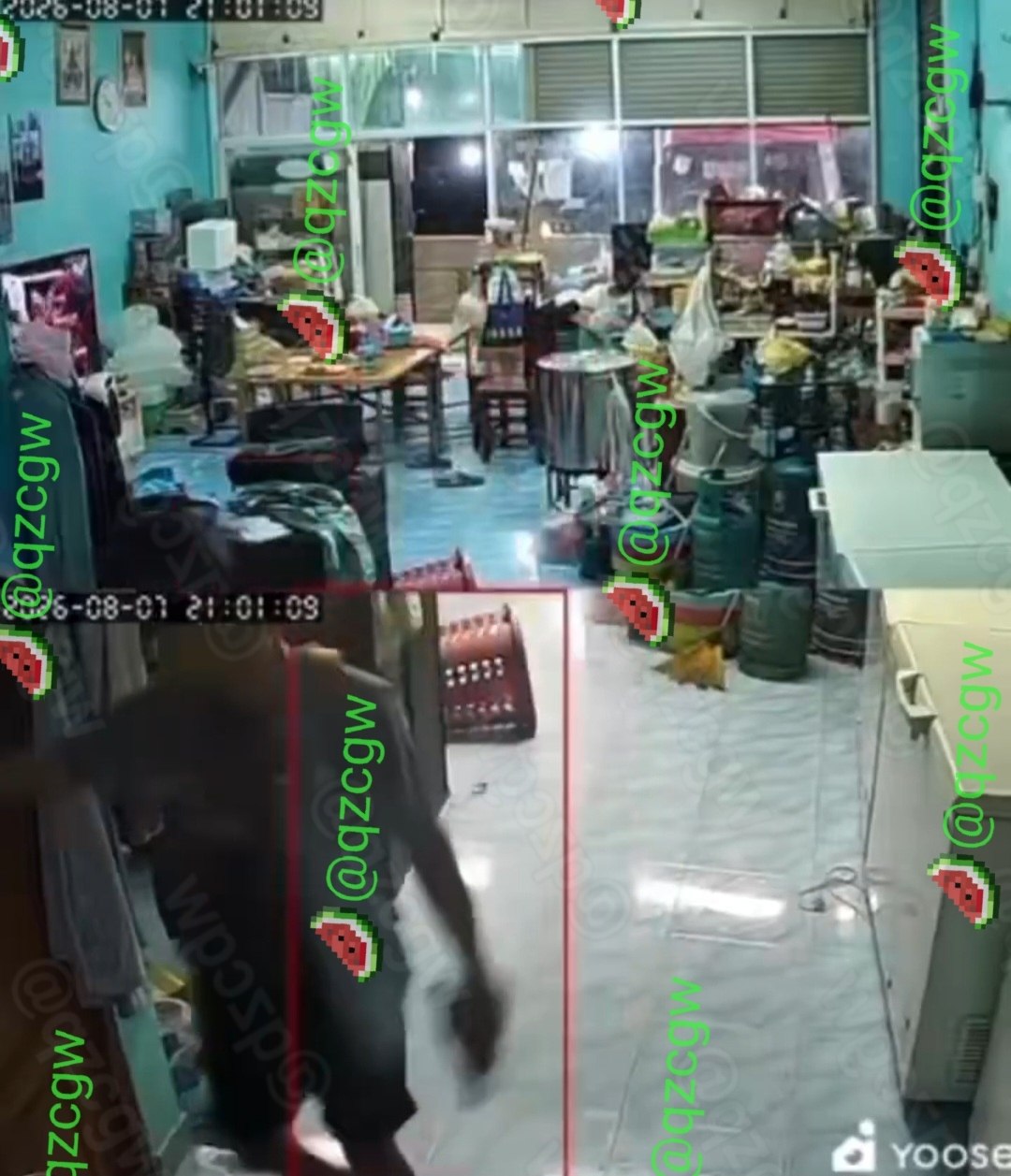 泰国退休警察醉酒持枪突袭烧烤店连续射击十二枪打伤仇人