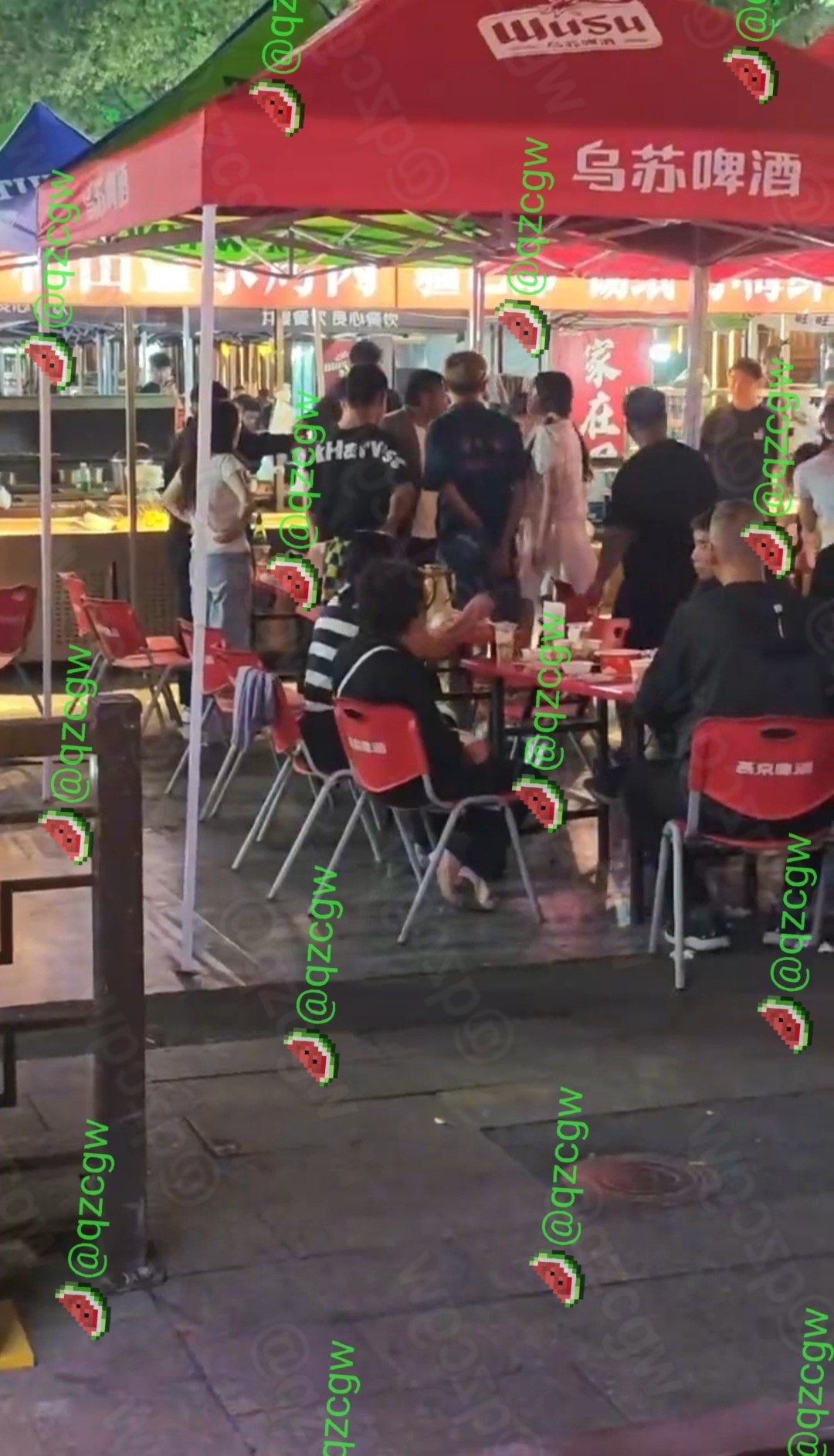 新疆伊犁夜市女子因游戏音量过大被劝阻后当众情绪失控疯狂发飙