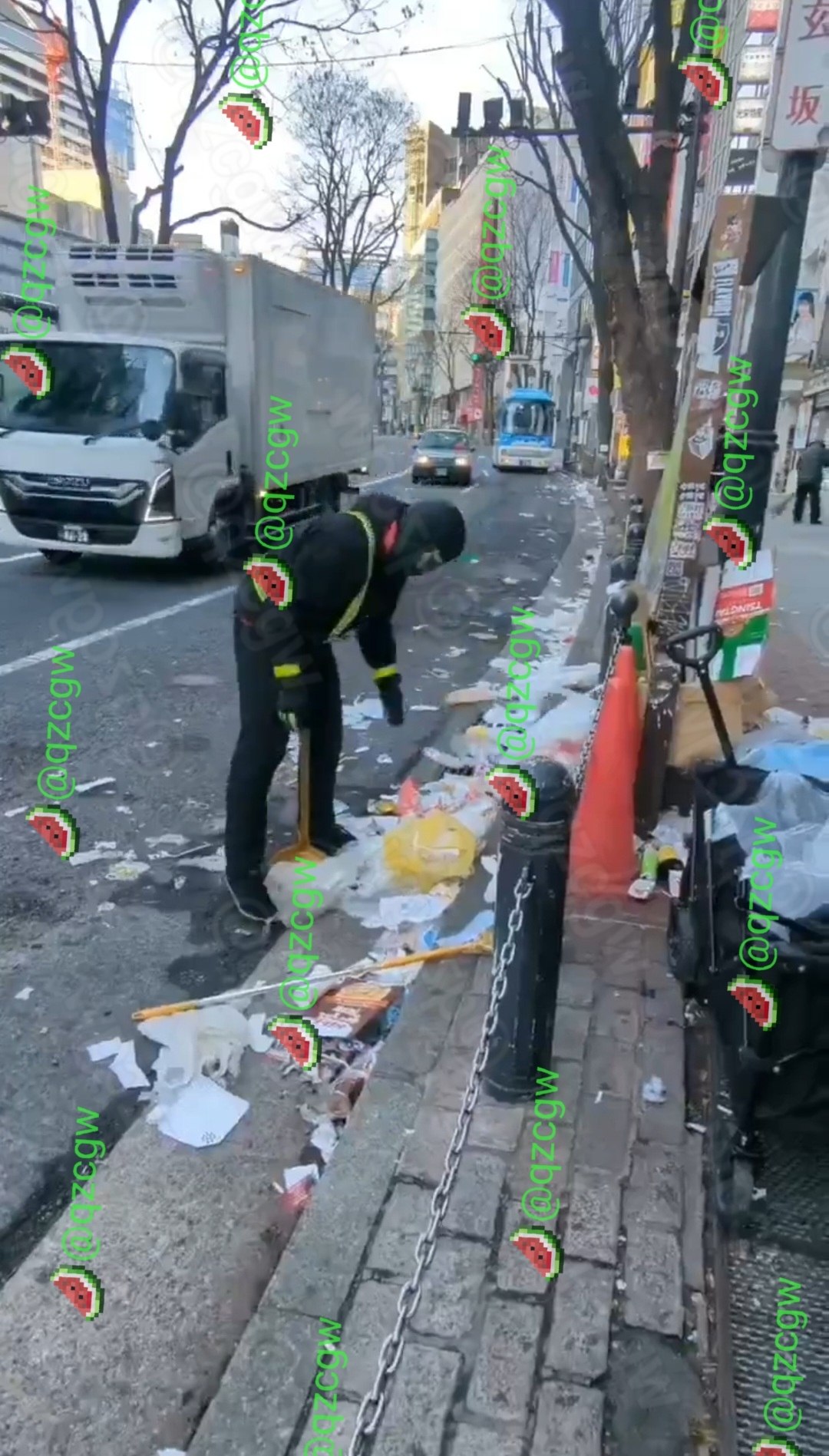 日本繁华街头沦为废弃垃圾场清洁工独自弯腰清理场面令人心酸