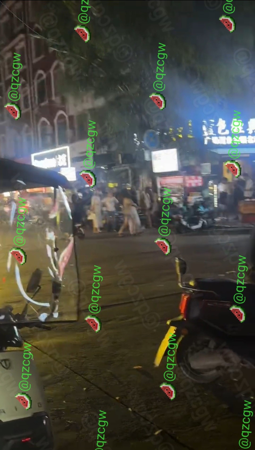 河南南广场商业街发生激烈冲突多名精致年轻女性当街扭打成一团