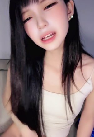 高颜值网红模特小安宝宝发布全裸自慰视频展示大长腿与私处细节