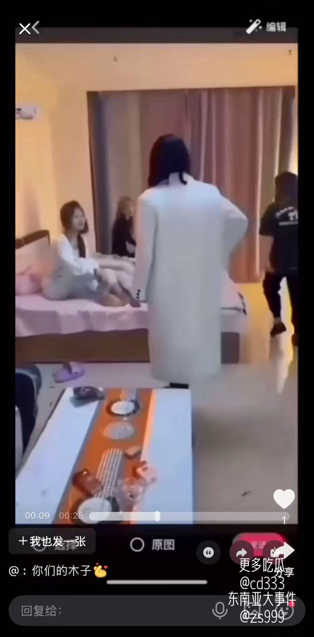 街头精神小妹因琐事爆发激烈肢体冲突引发围观人群混乱
