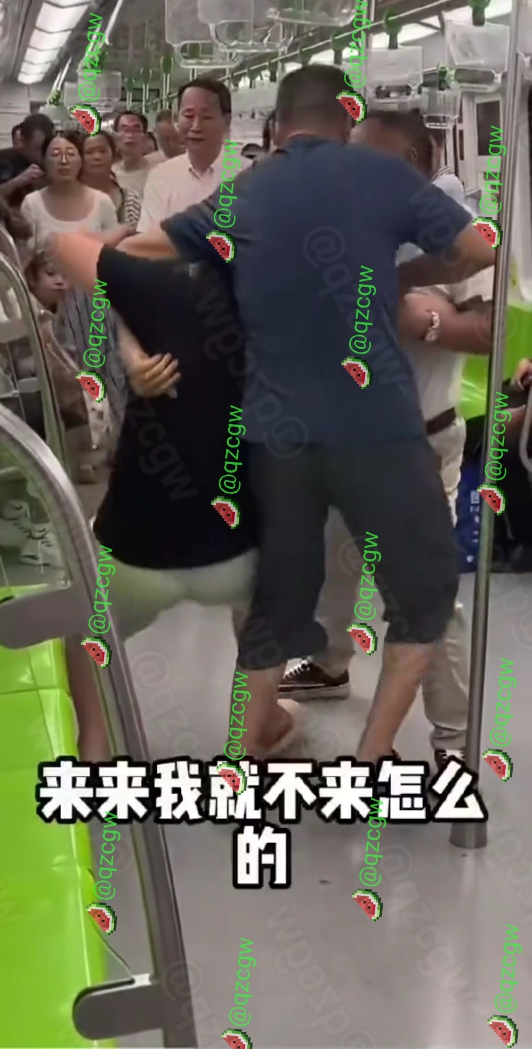 上海地铁少年情绪失控狂踹车门叫嚣赔得起几千万并称拍我也能出名