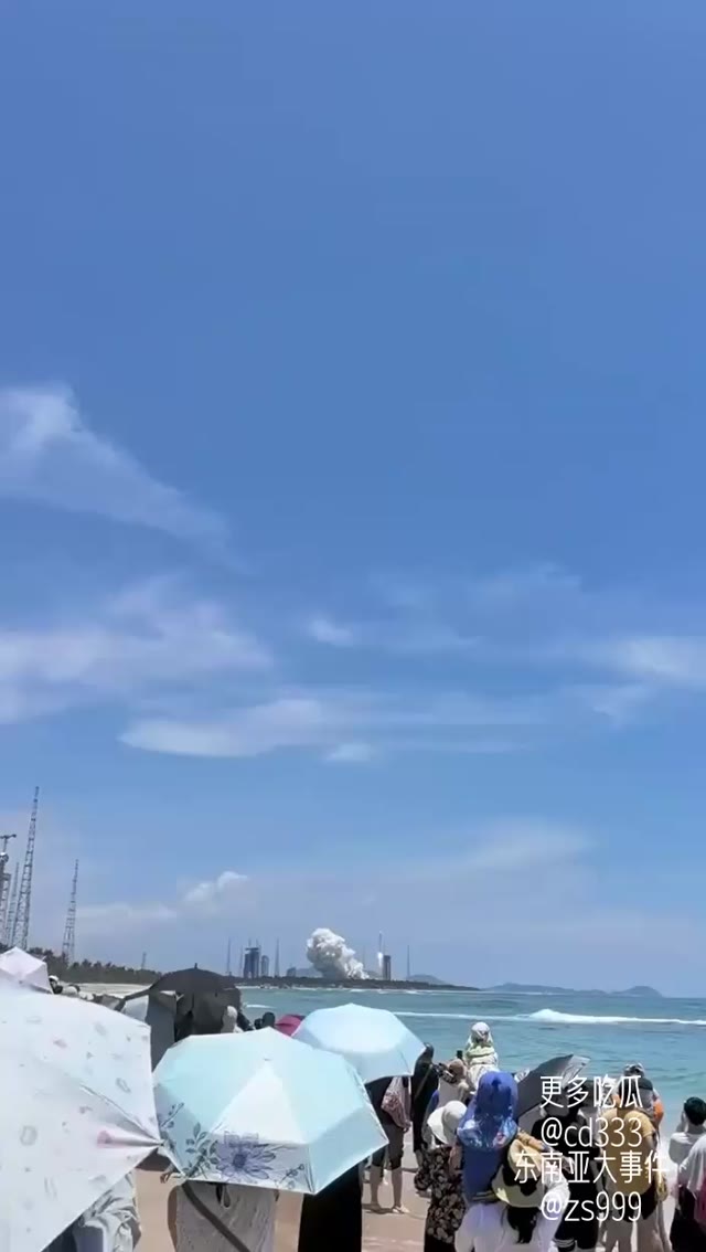 长征十二号运载火箭于文昌航天发射场成功腾空并刺破苍穹