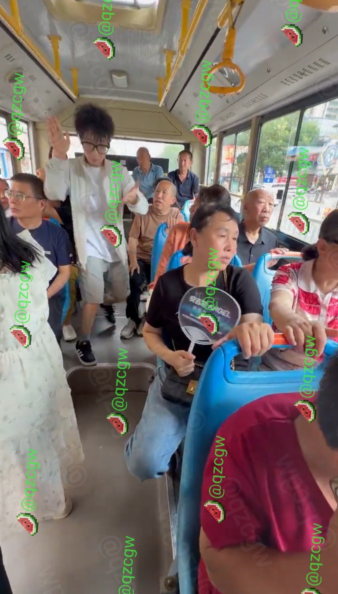精神小伙身着白衬衫在满载老人的公交车内狂舞引发全车乘客集体懵圈