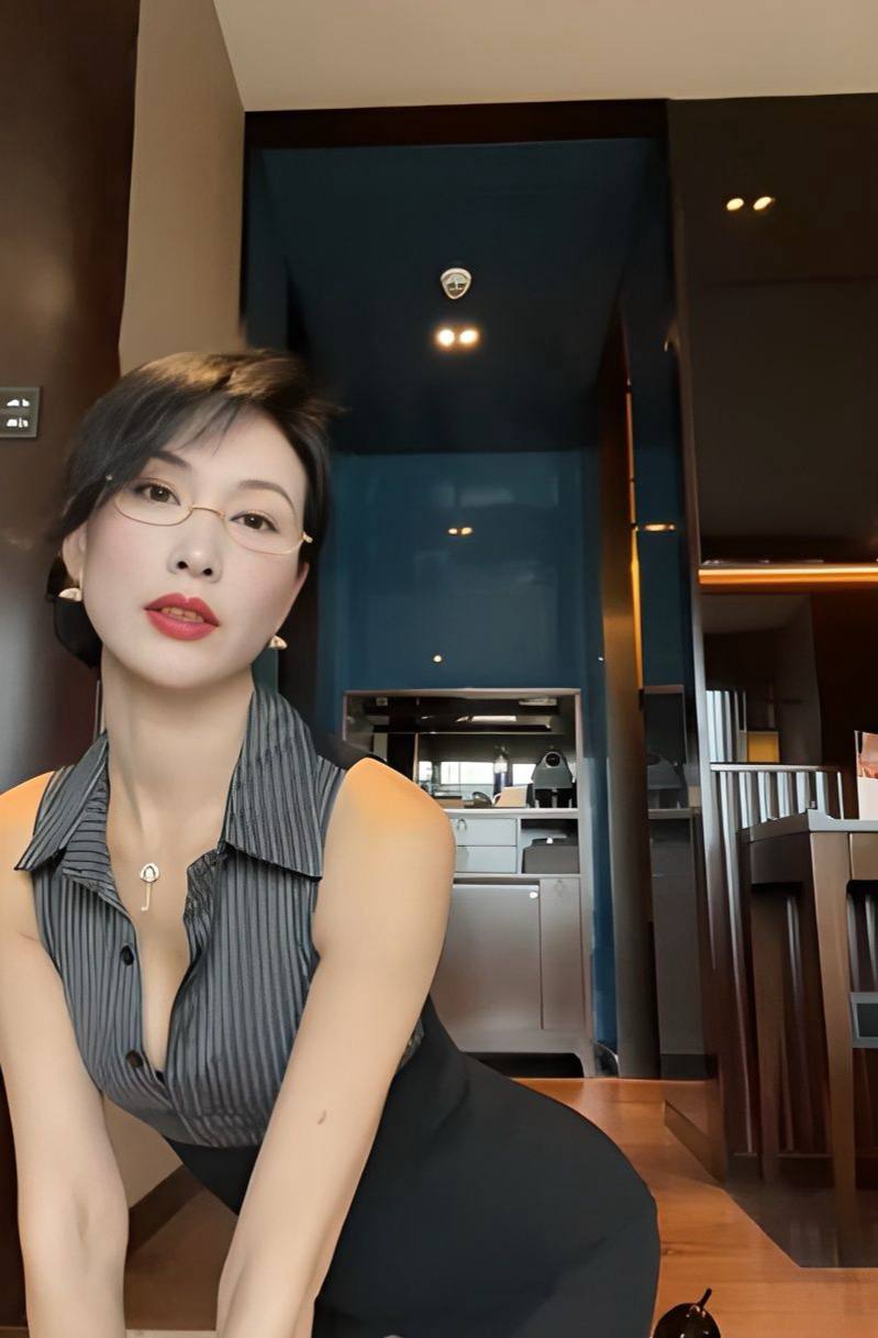 坐拥三十万粉丝的魔都优雅名媛私下竟是拍摄制服诱惑的露骨魔女