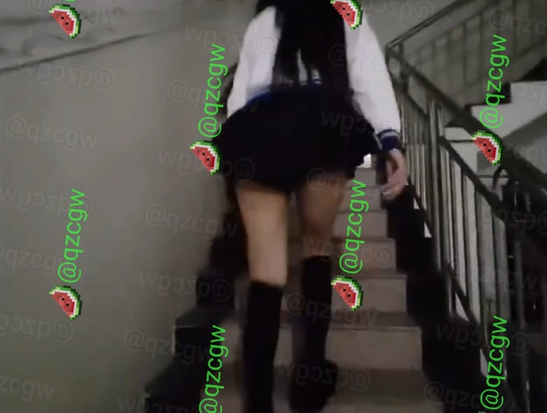 广州城中村深夜巷弄惊现制服JK少女疑似站街招揽生意