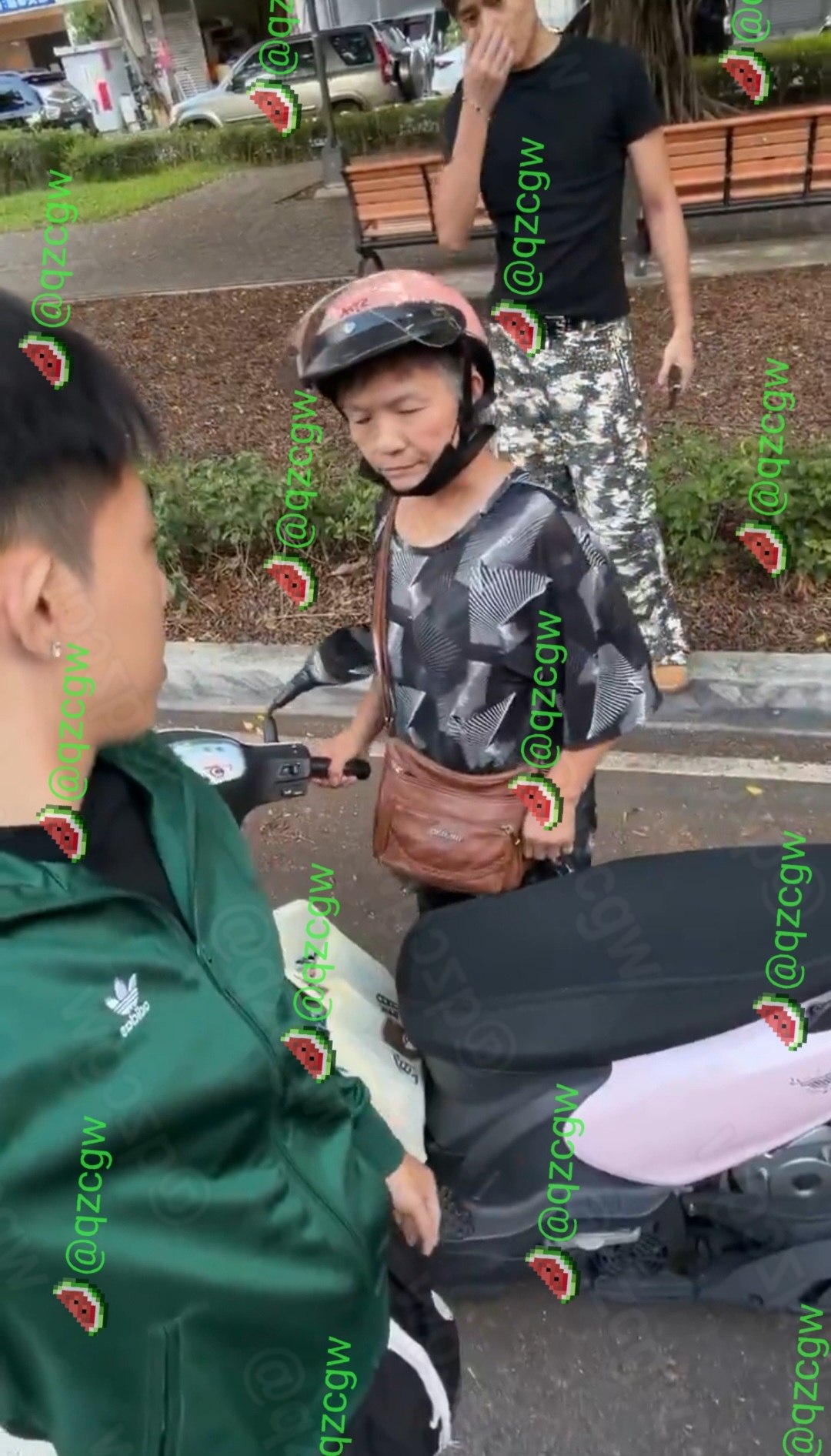 台中北区阿嬷骑粉色摩托车强占汽车格,年轻男子边吃边拍对质