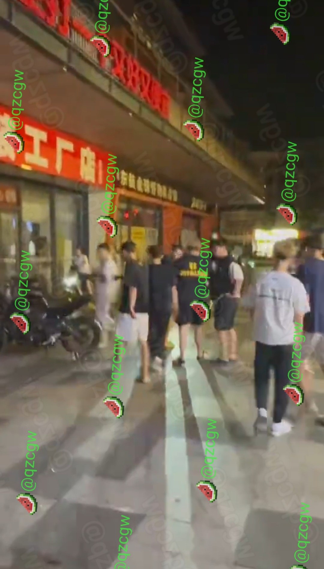 夜市广场突发群体斗殴精神小伙激烈肢体冲突导致鞋履飞散现场混乱