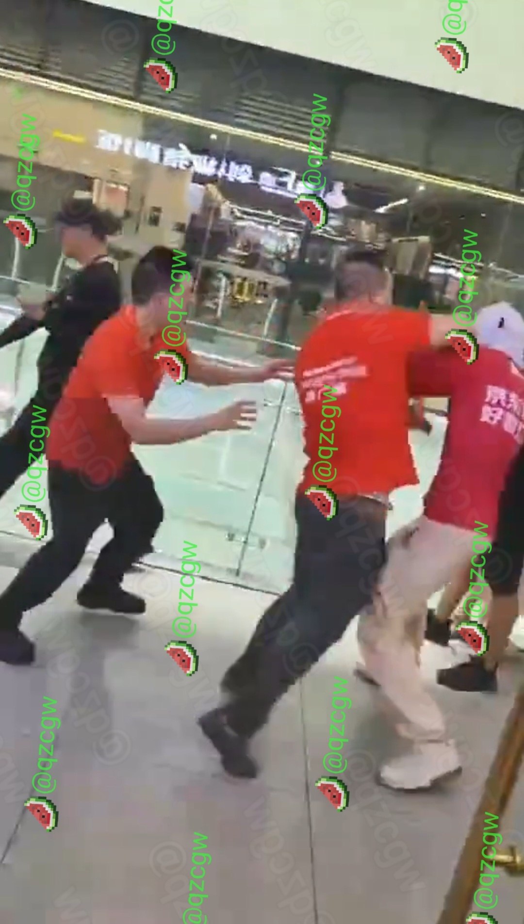 成都一餐饮店员与京东骑手因取餐纠纷引发肢体冲突并围殴骑手