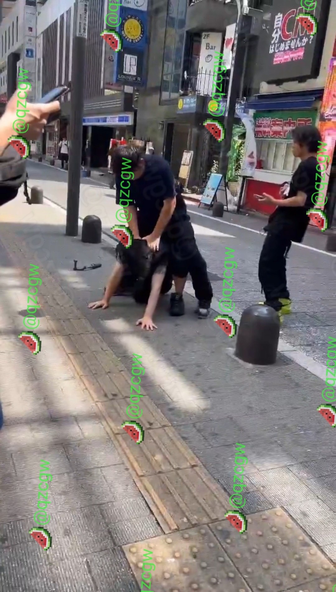 东京新宿街头两直播博主清晨肉搏互殴,衣物凌乱导致半身赤裸