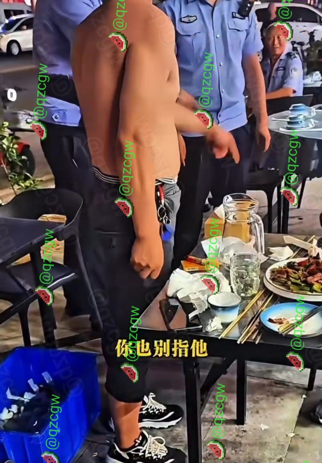 夜市大排档男子因嫌警察执法声音大与其发生激烈争吵并叫嚣要盖过对方