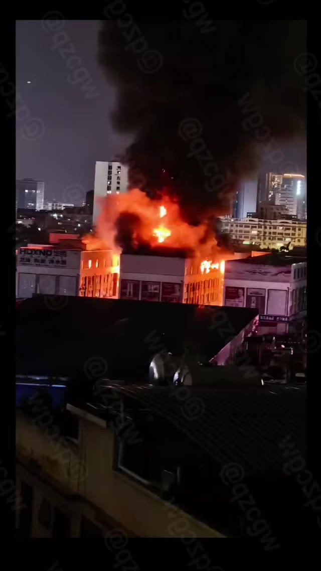 南宁西乡塘安津五金机电市场深夜突发大火火势蔓延至二楼仓库