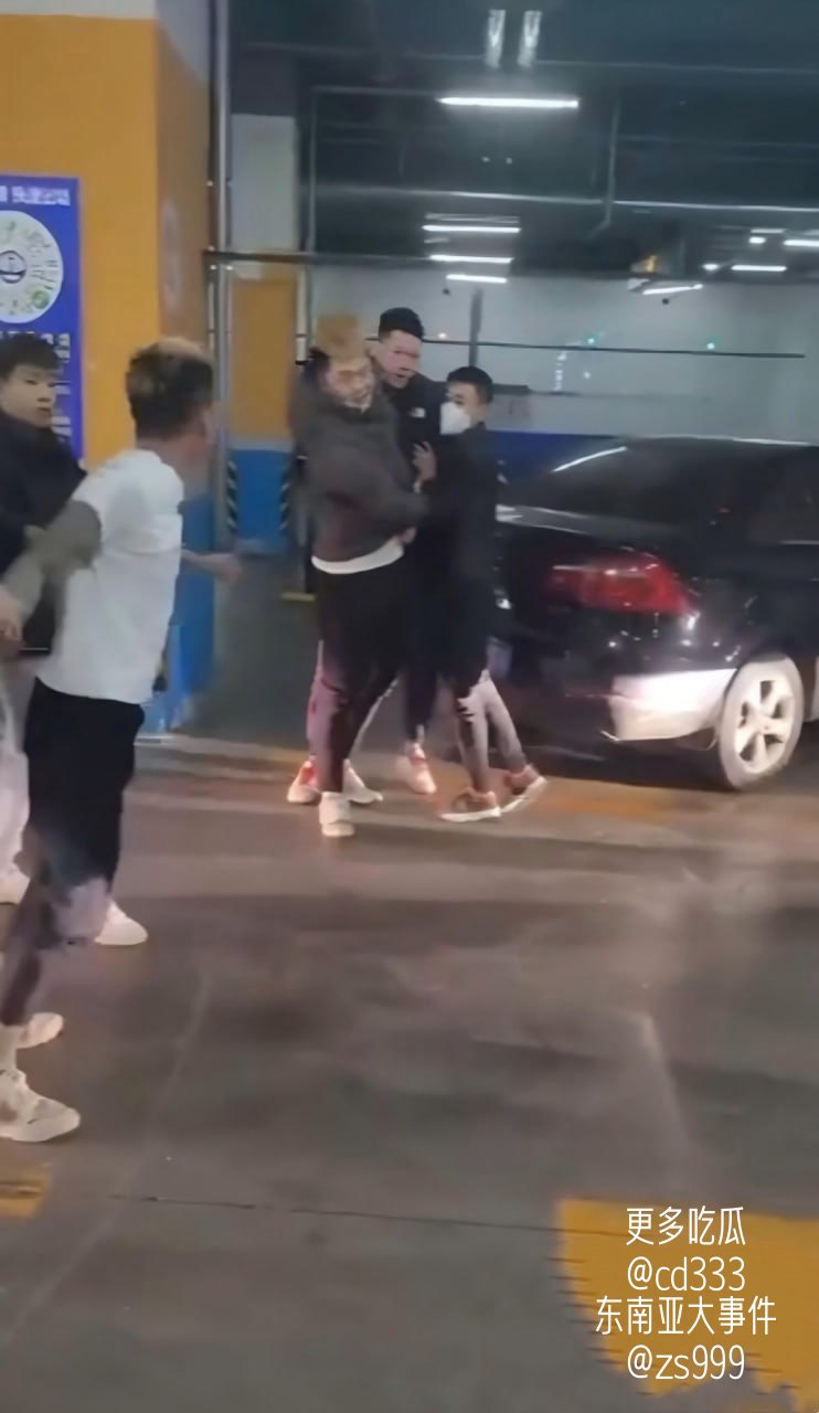 精神小伙地下车库主动挑衅叫嚣被对方一脚踹飞数米远当场懵掉