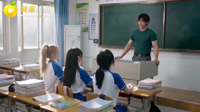 漫展后台双马尾萝莉身着紧身Cos服遭摄影师按墙拍摄并索求过度