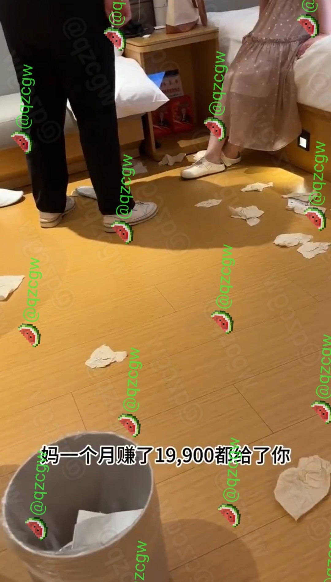 快捷酒店内男女出轨被当场堵门抓获现场床铺凌乱纸巾满地