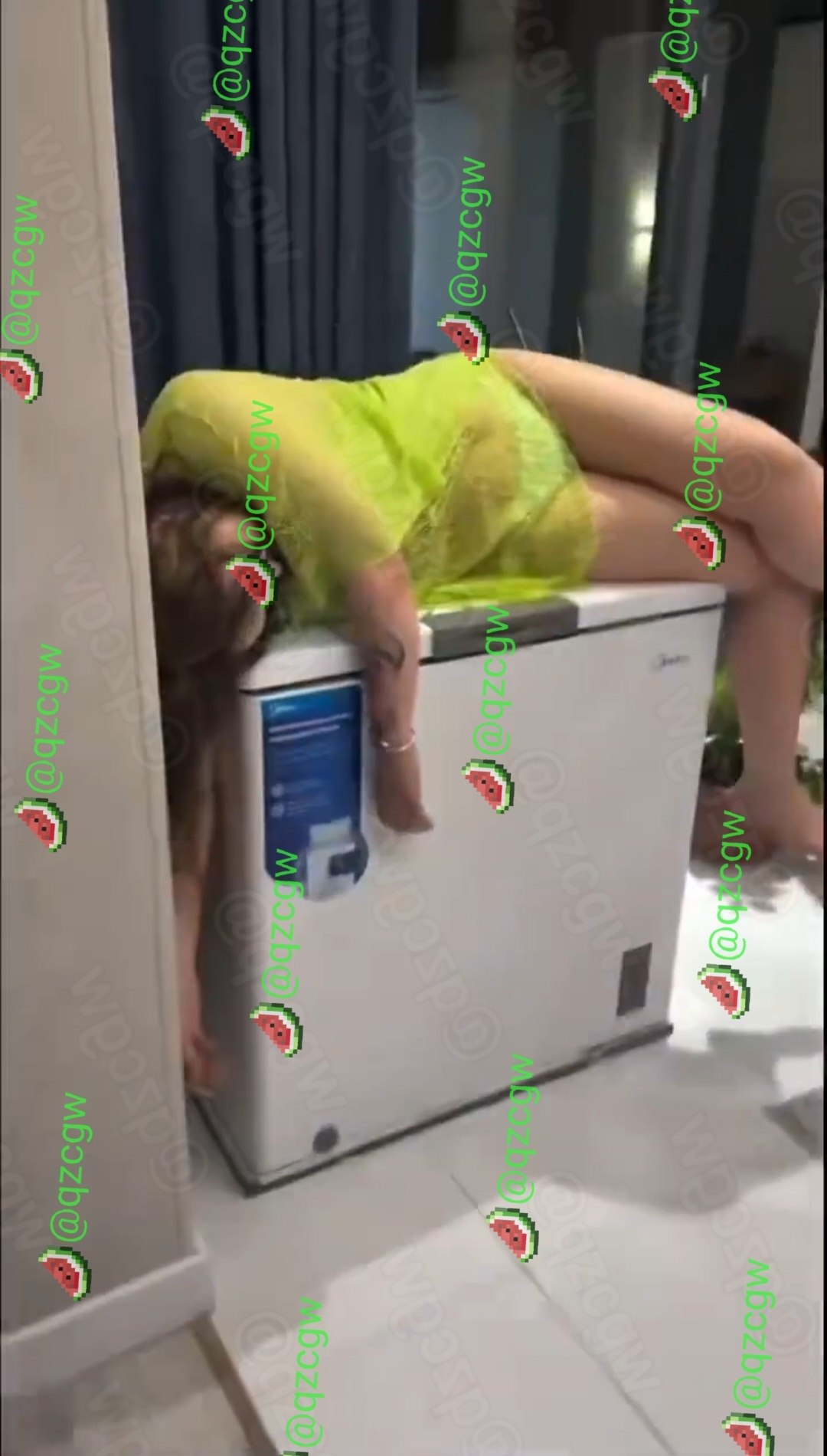 富商七夕别墅私密派对后现场狼藉多名年轻女性醉倒在豪宅内