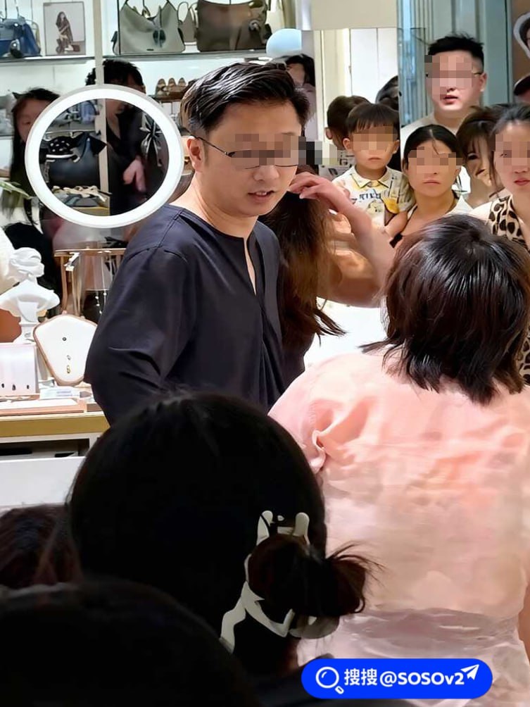 如皋吾悦广场饰品店爆发抓奸冲突丈夫暴力按压原配致现场混乱