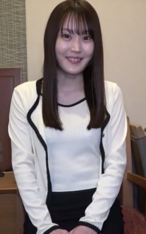 清纯高颜值素人首度涉足成人产业身着黑长袜制服完成高难度性爱表演
