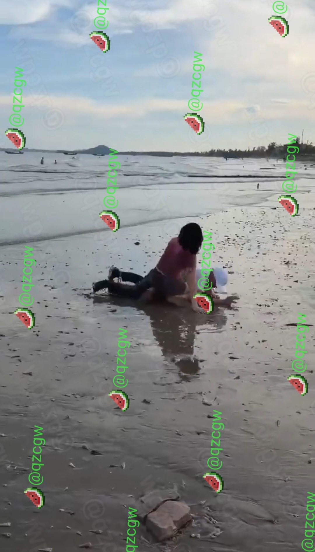 海边度假情侣因手机查岗引发激烈争吵并于沙滩泥地扭打成泥人