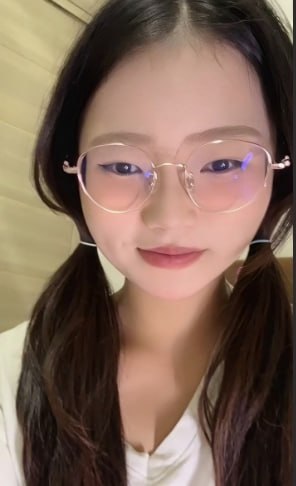 清纯眼镜妹网红困困兔私密日记遭泄露及其闺蜜直播间豪礼疑云