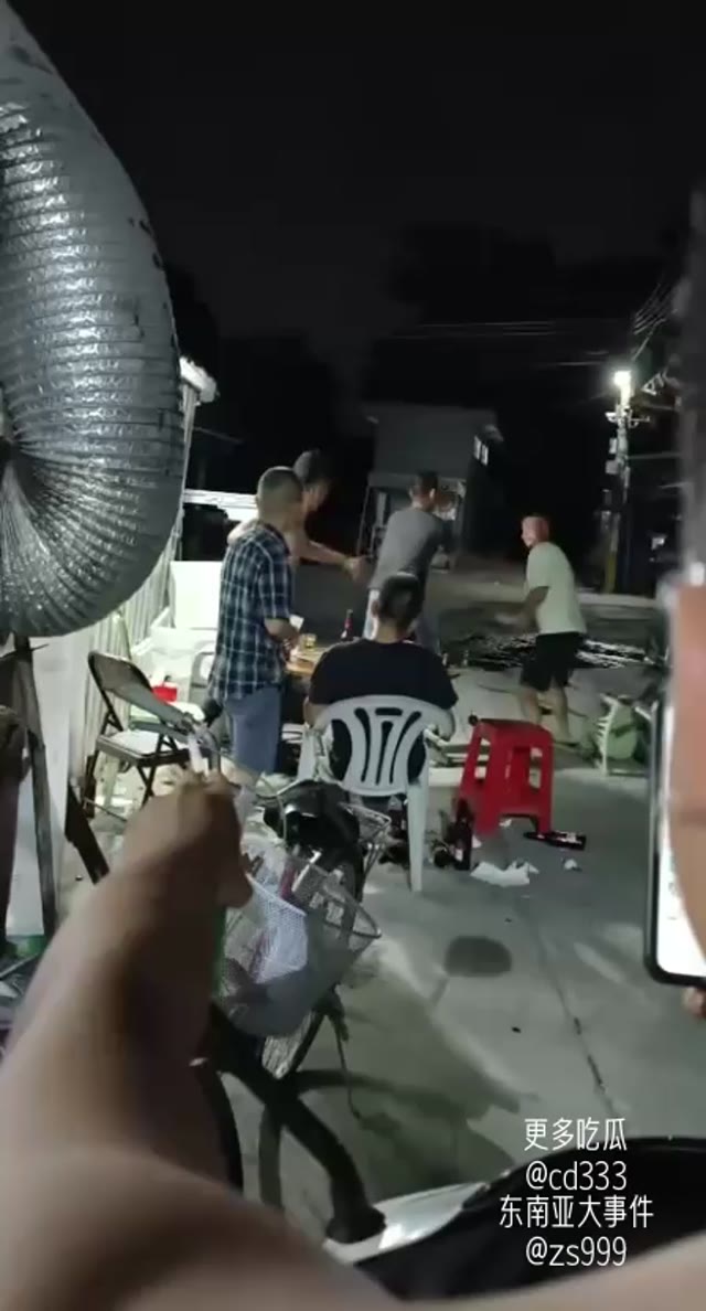 深夜大排档醉汉酒后失控挥舞啤酒瓶袭击路人引发激烈肢体冲突