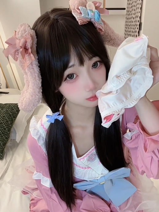 每日大赛 洛丽塔风格少女身披魅魔纹身于镜头前展示私密部位并进行自慰