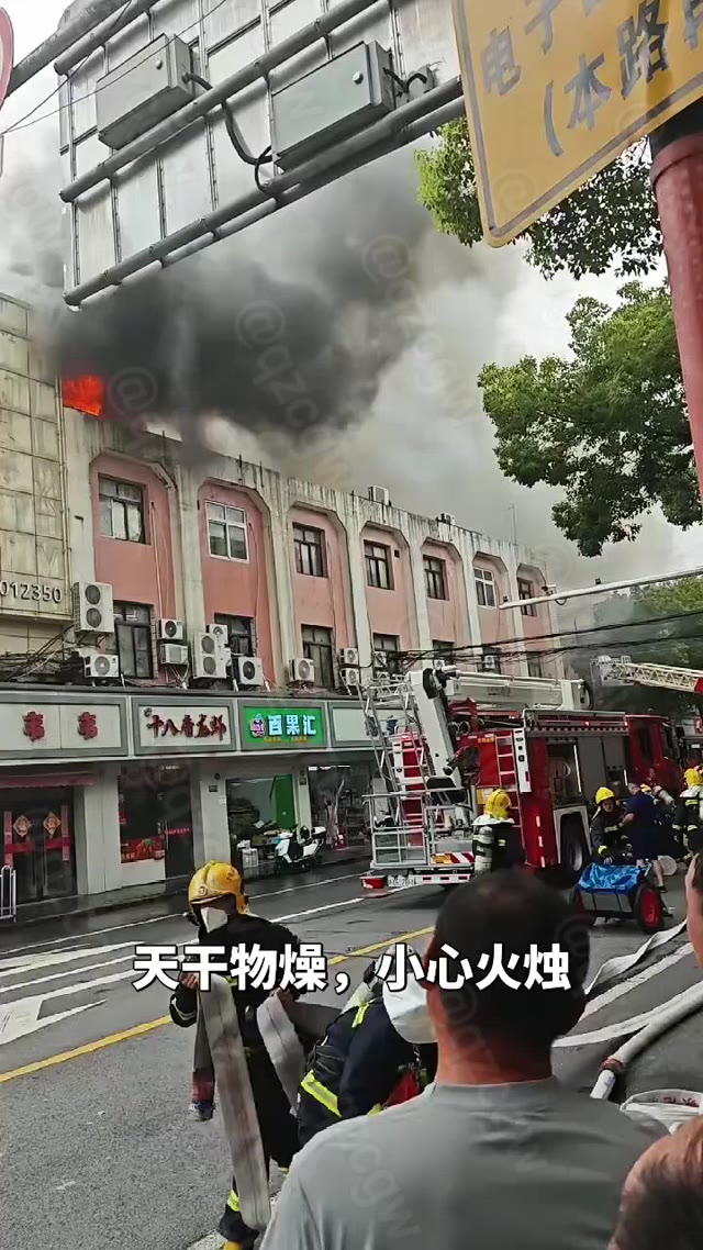 上海闵行虹梅路吴中路路口突发猛烈火灾导致多间店铺被焚毁