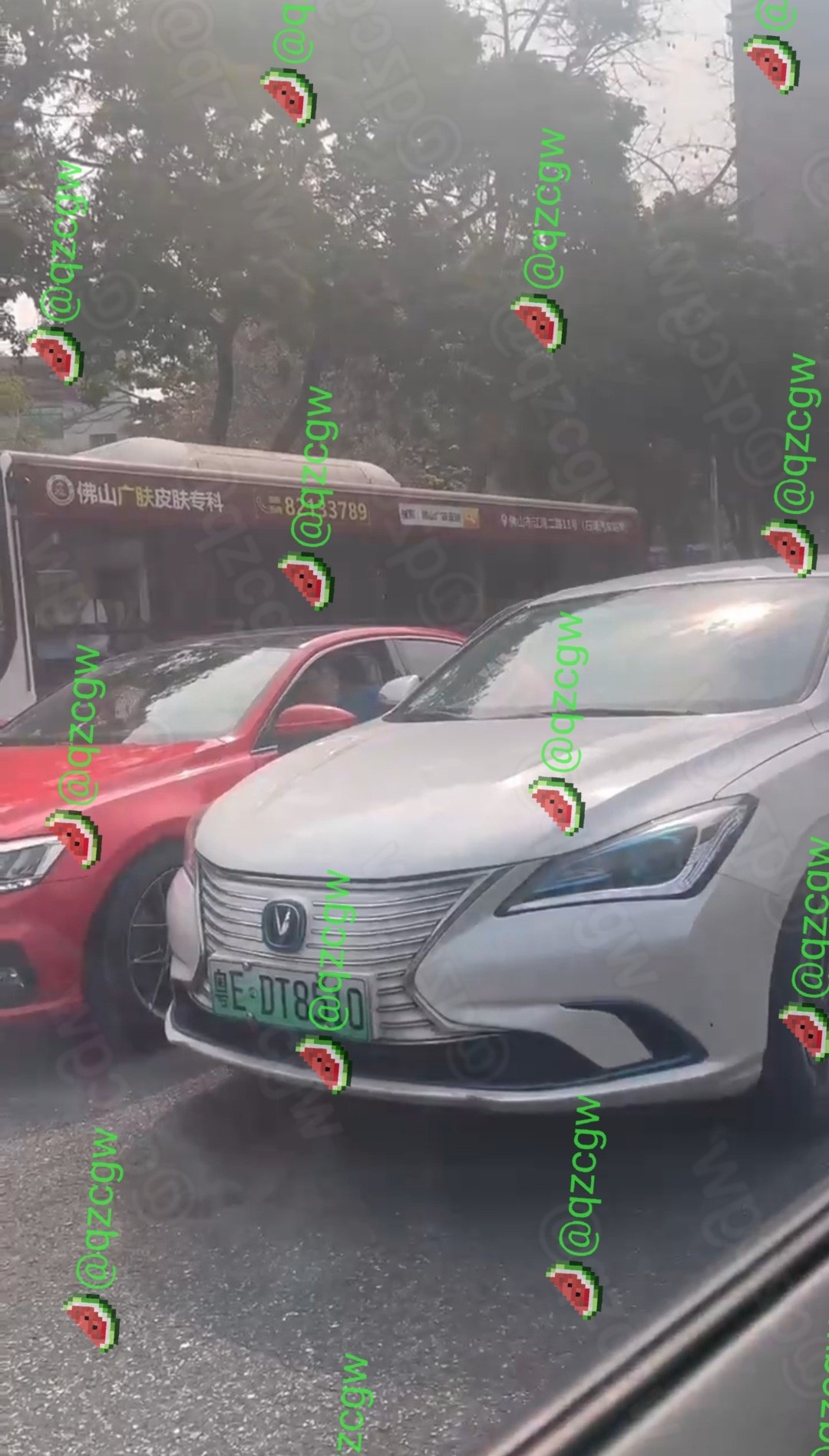 广东佛山两车发生剐蹭后司机下车对峙并演变为街头激烈扭打