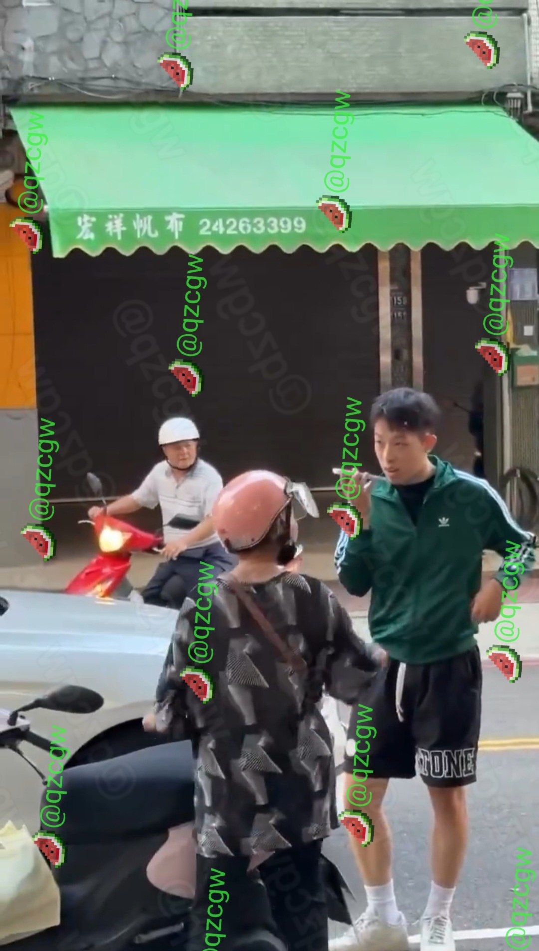 台中北区阿嬷骑粉色摩托车强占汽车格,年轻男子边吃边拍对质