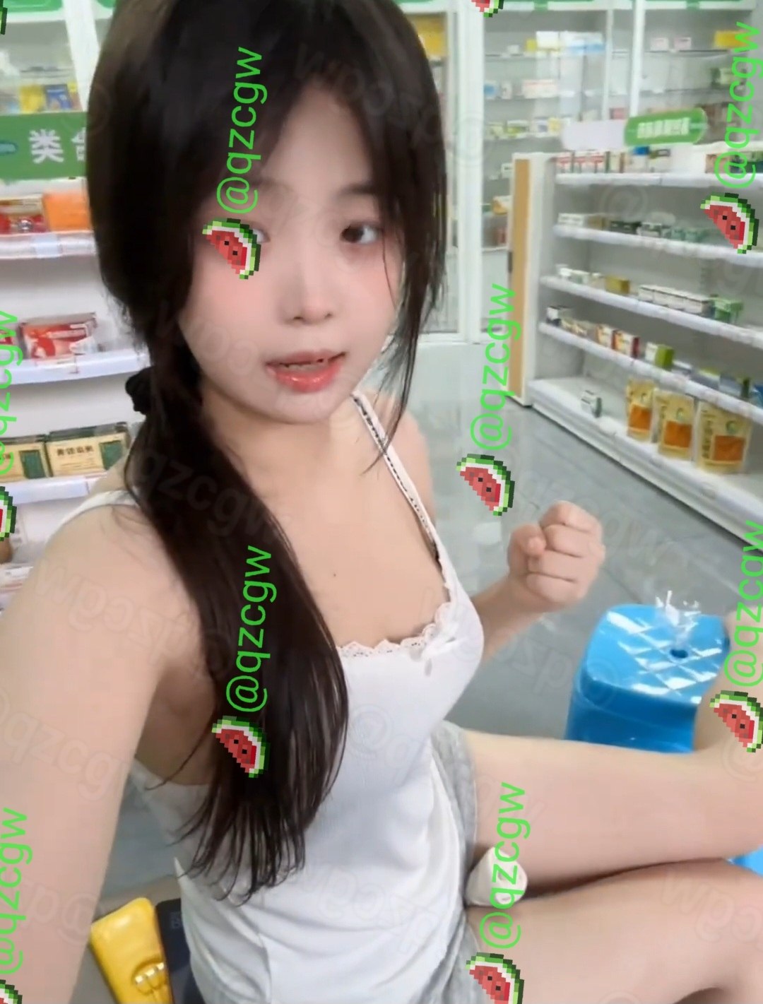 甜美微胖女生夜间骑行不慎撞上路边石墩导致脚部严重肿胀受伤