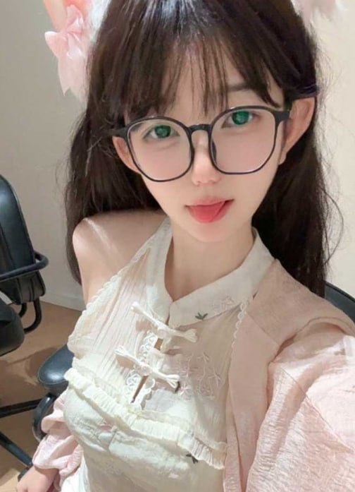 眼镜嫩妹通过百变造型展示丝足诱惑并进行裸舞自慰的福利视频流出