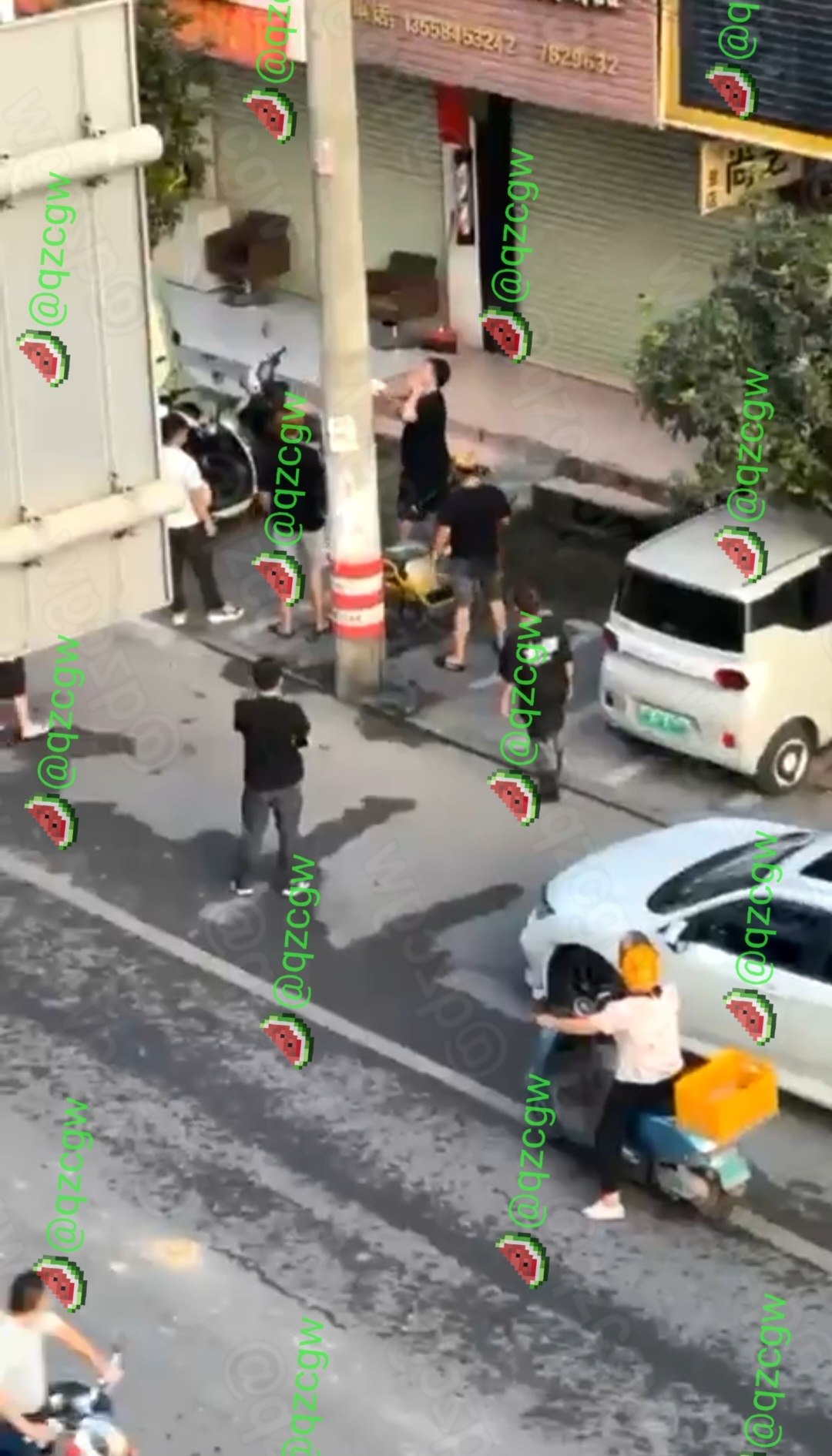 广西玉林街头发生激烈肢体冲突多名精神小伙参与群殴导致现场混乱
