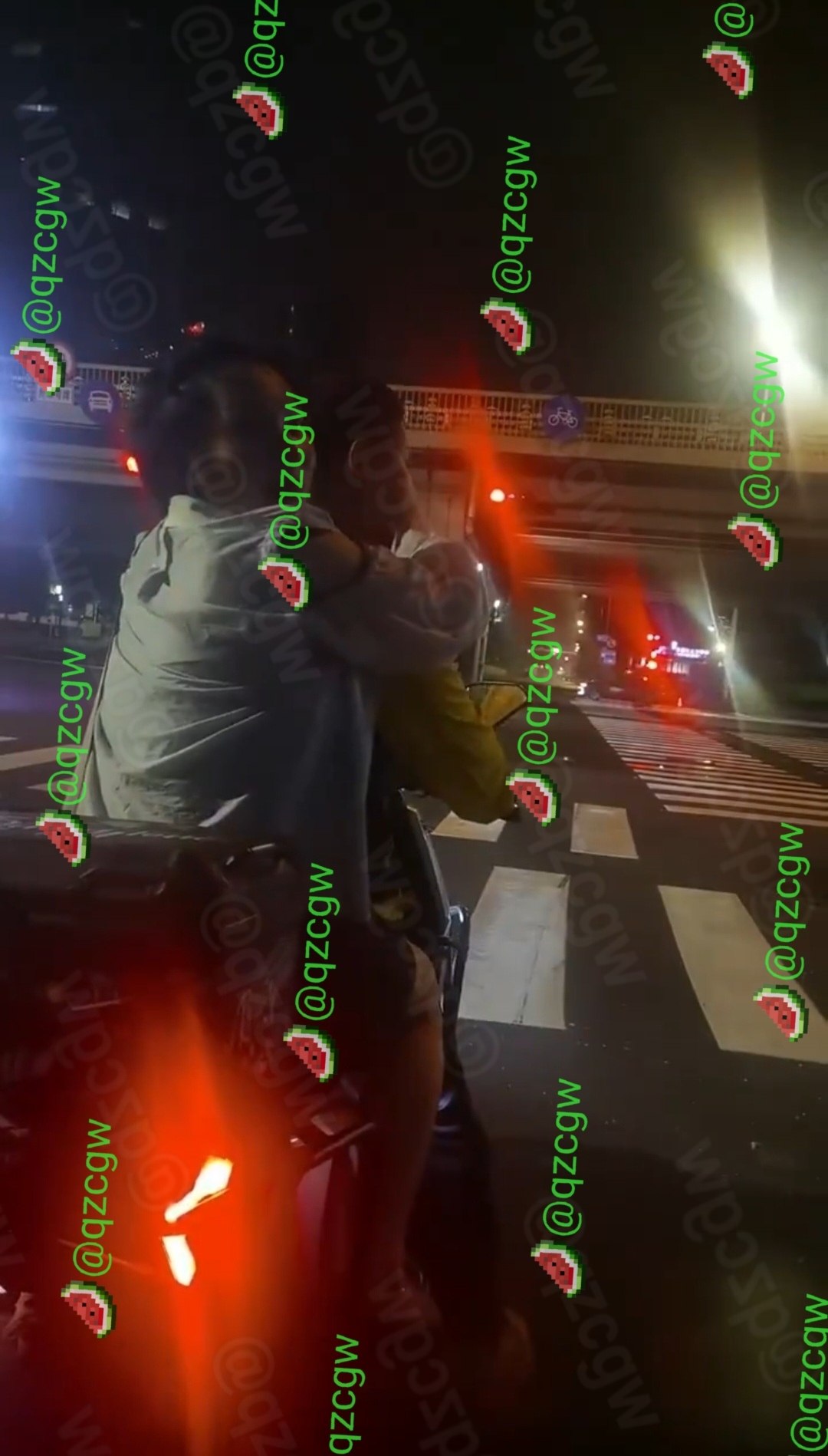 外卖骑手深夜路口口出恶言引发冲突,女友及时捂嘴按压男友平息事端