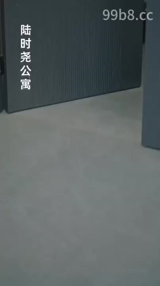 AI短剧葡萄成熟时展现霸总在私密办公空间对身边人的掌控与情欲拉扯
