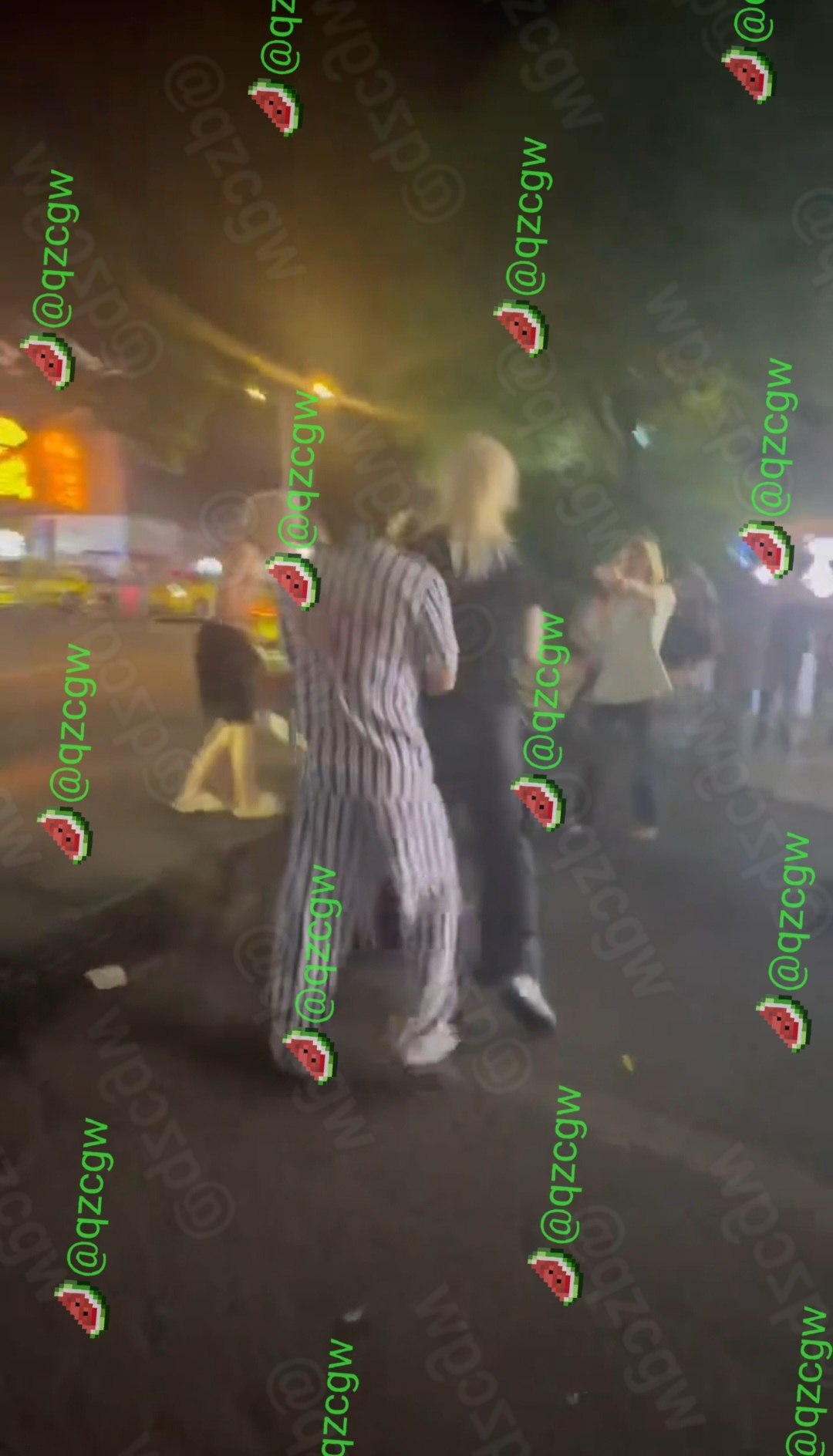 河南街头染发赤膊青年挥拳致人骨折后逃离现场警方迅速赶赴处置