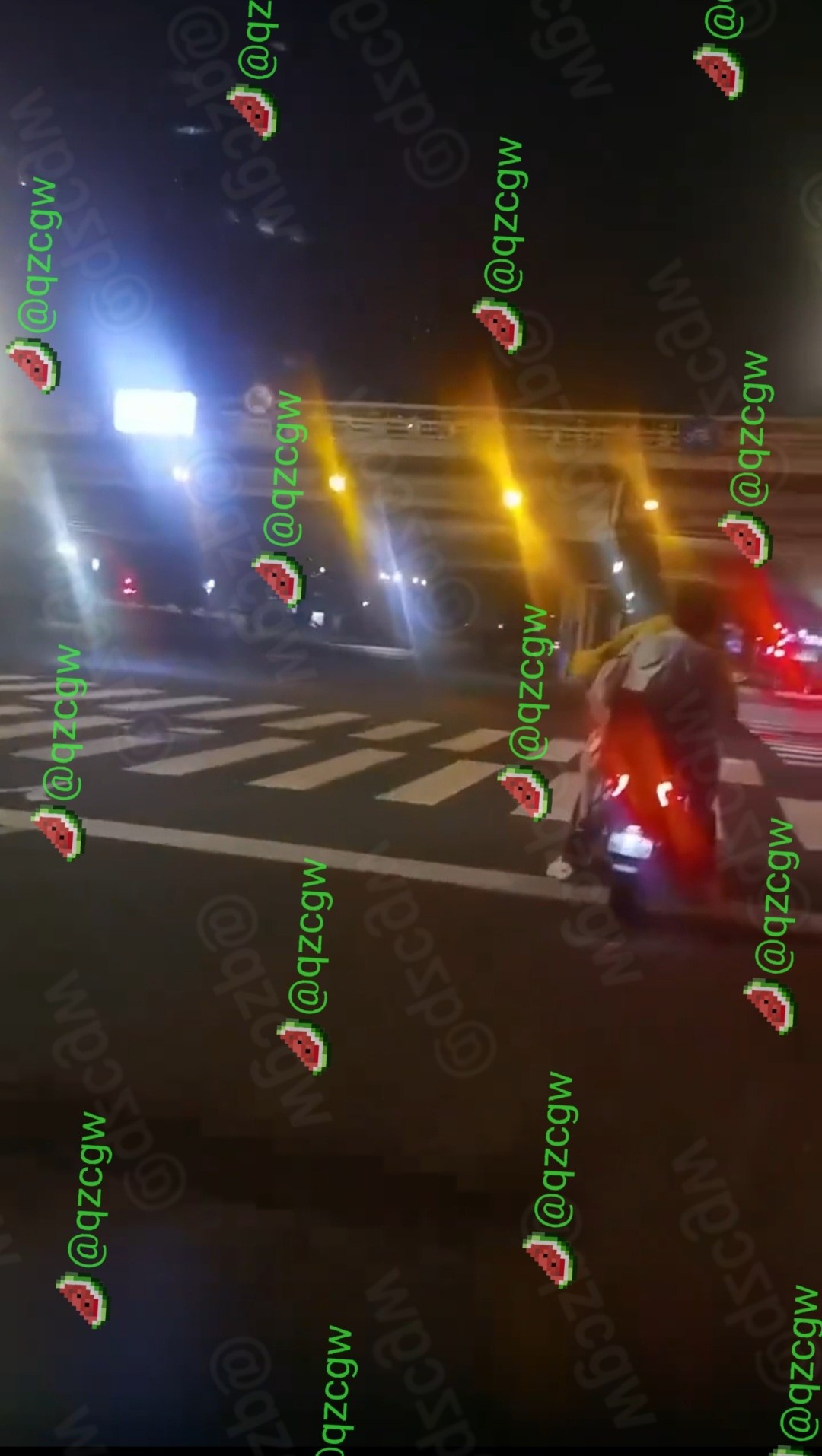 外卖骑手深夜路口口出恶言引发冲突，女友及时捂嘴按压男友平息事端