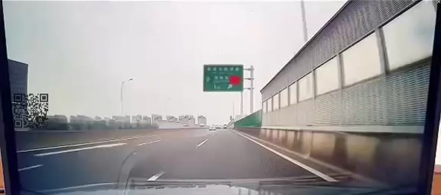 常熟三环高架发生严重车祸劳斯莱斯新车因遭奥迪猛烈撞击导致后轮断裂