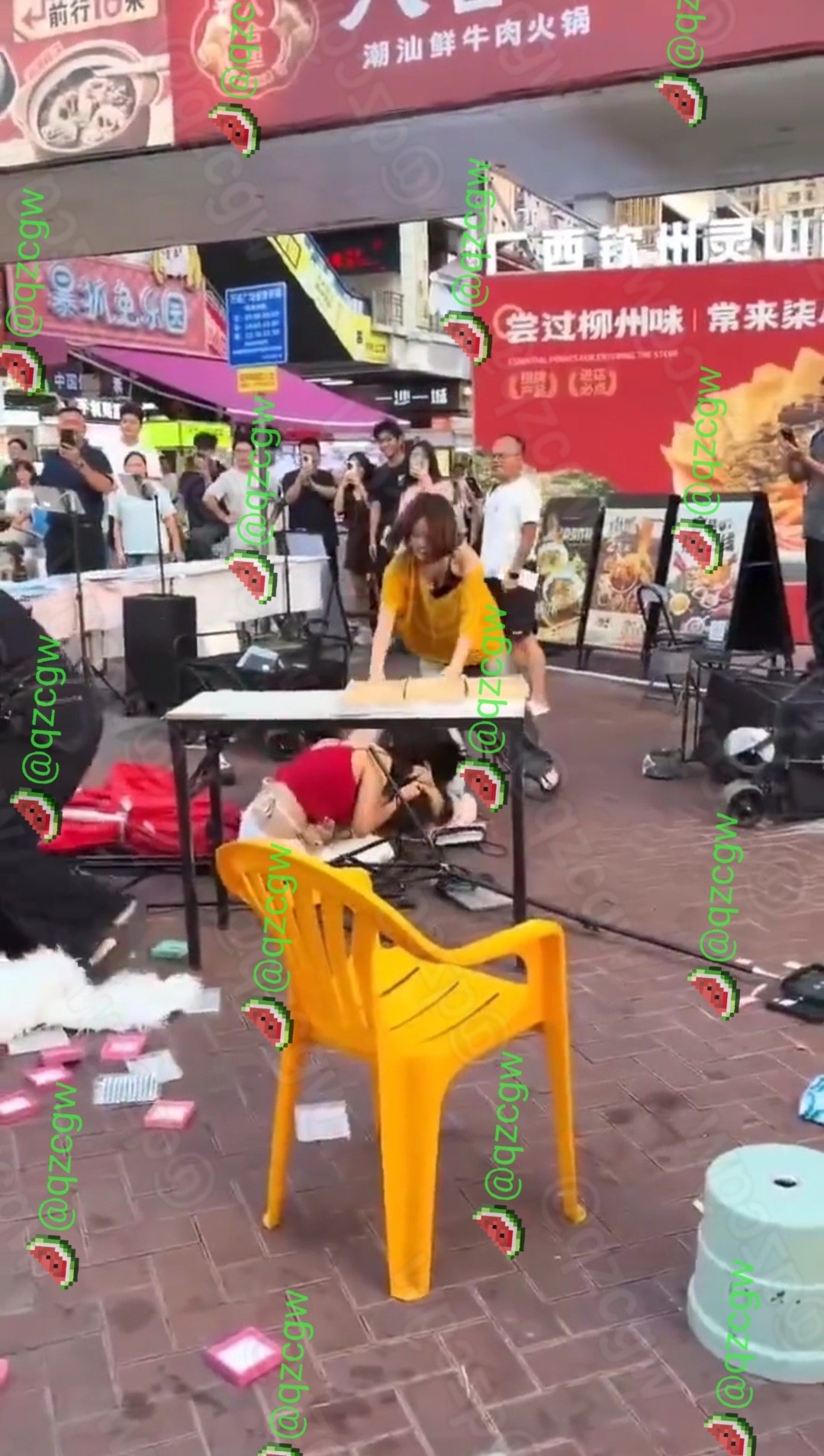 广东东莞虎门金街多名年轻女子街头互殴掀翻摊位导致现场一片狼藉