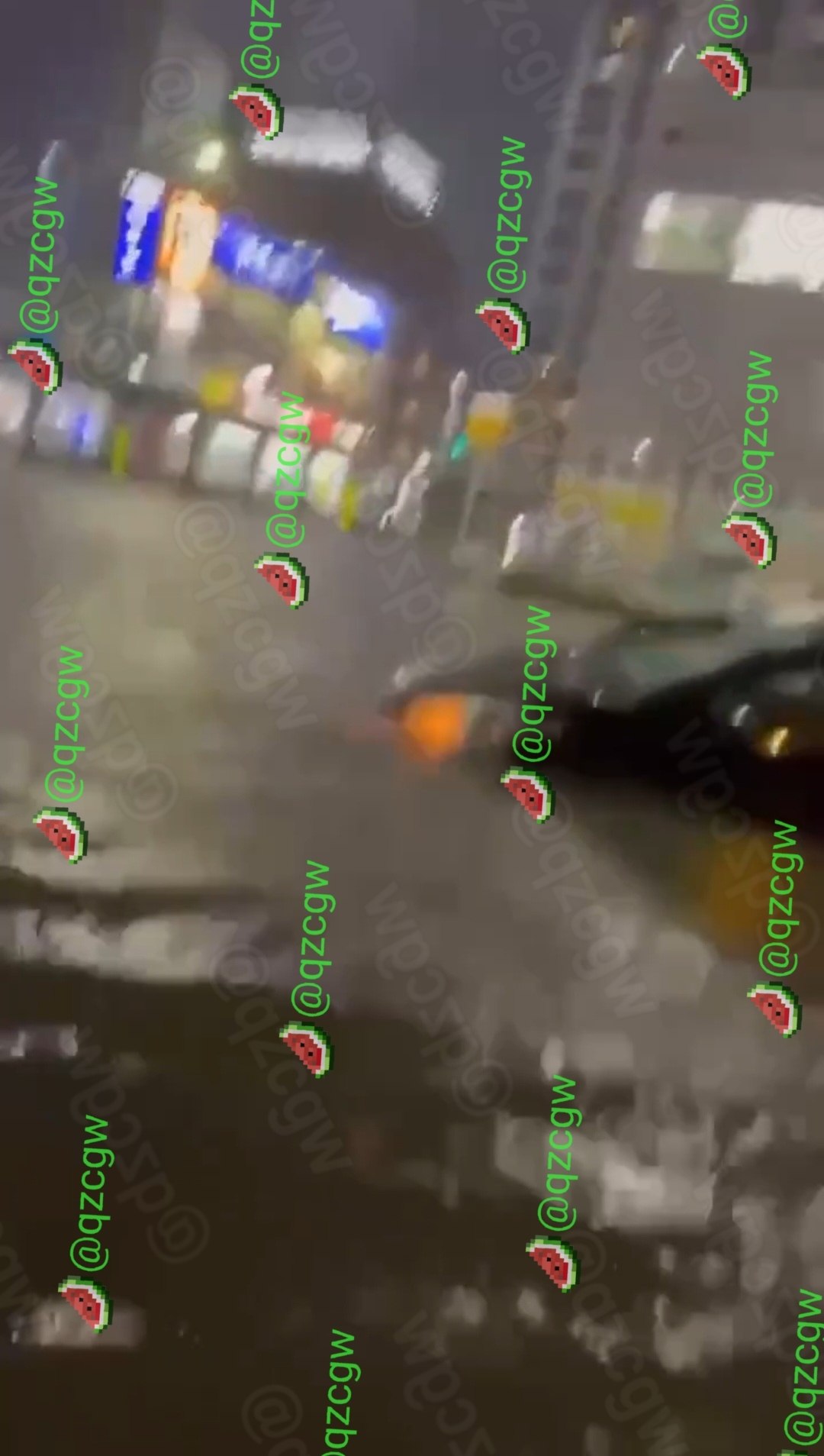 日本千叶县遭遇记录性暴雨导致多地内涝行人被迫在浑浊污水中艰难涉水回家