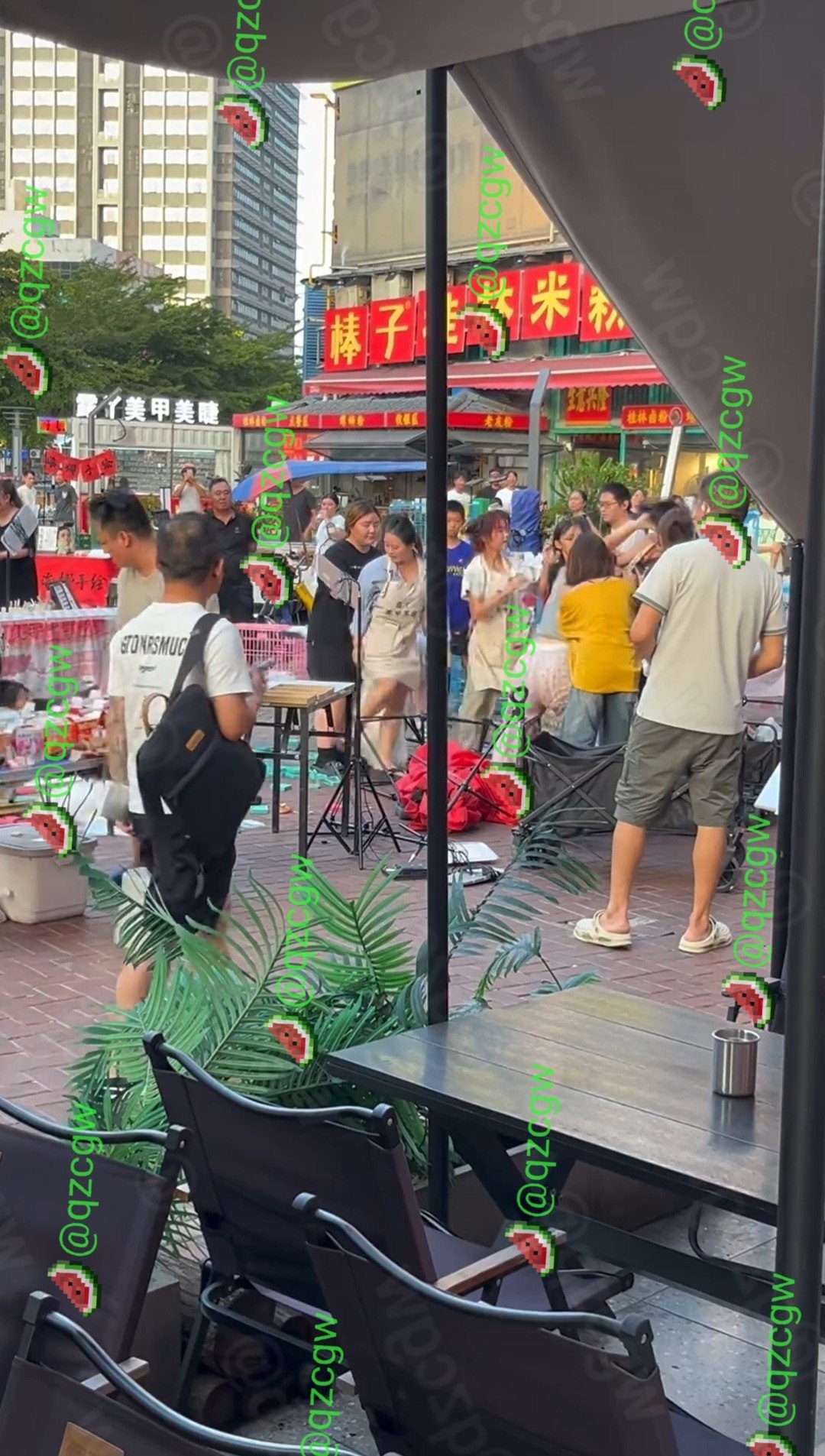 闹市区小吃街米粉摊爆发激烈肢体冲突多人推搡导致现场物品散落