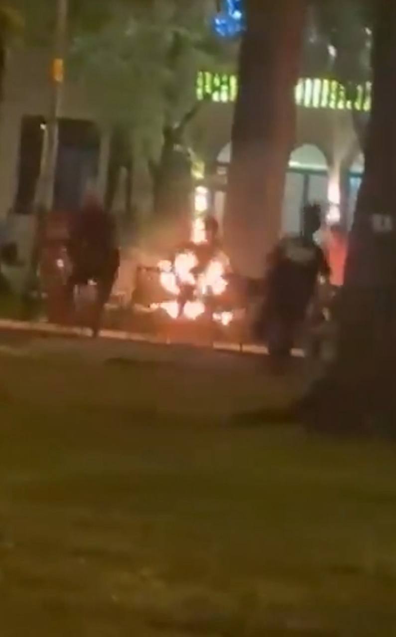 胡志明市男子因网赌输掉数十亿巨款在圣母大教堂附近当街自焚