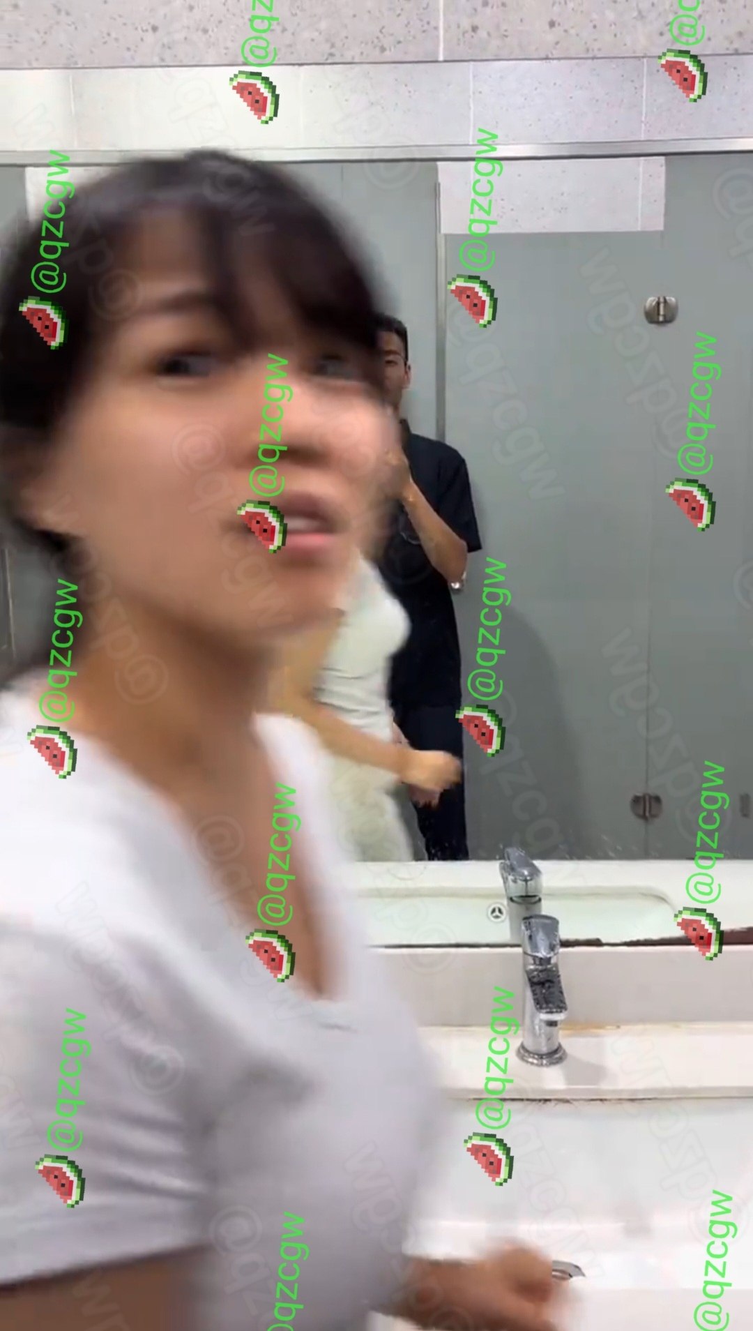 男大学生误入女厕所洗手台前沉迷自拍被出厕女生当场撞见