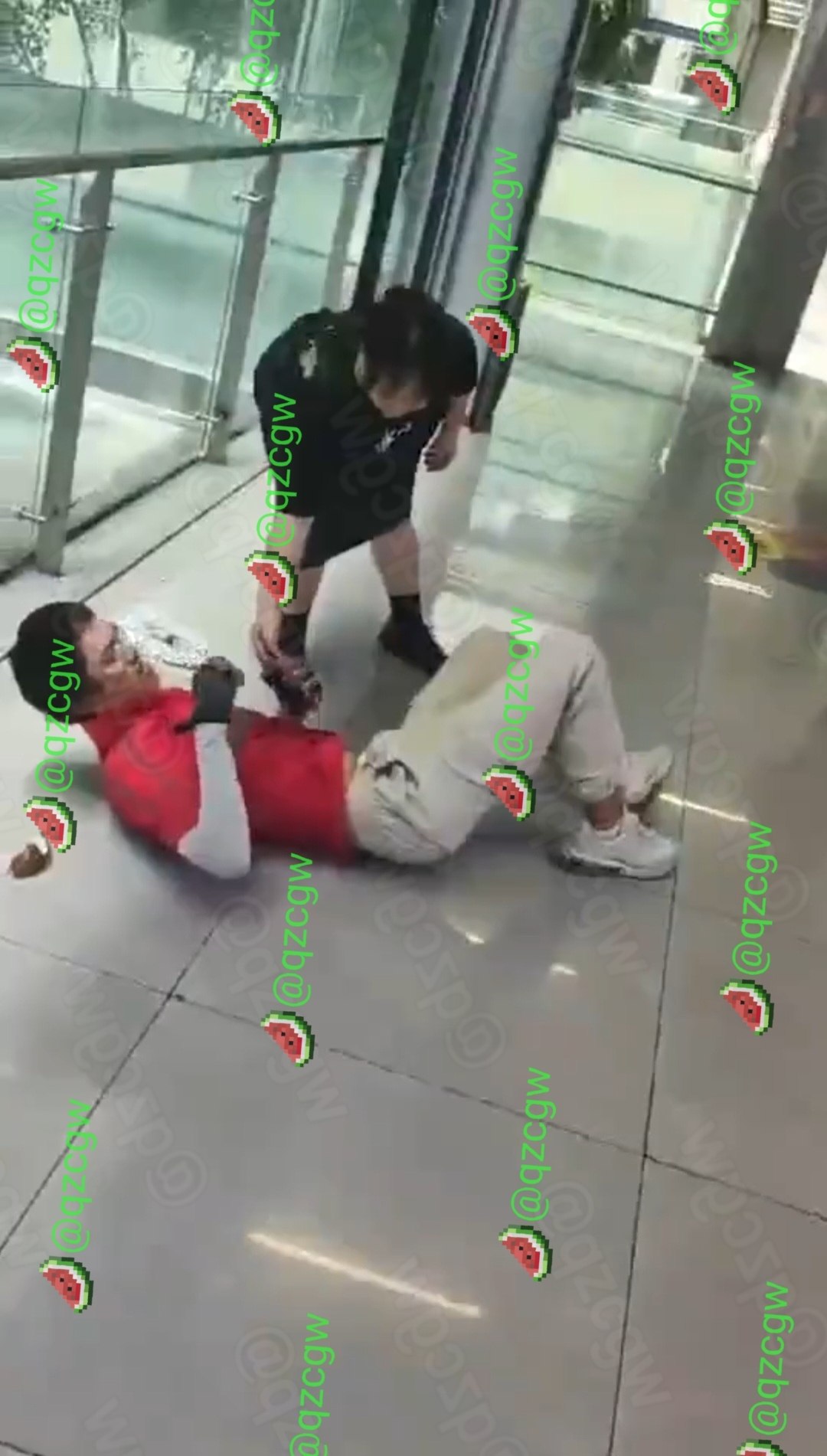 成都一餐饮店员与京东骑手因取餐纠纷引发肢体冲突并围殴骑手