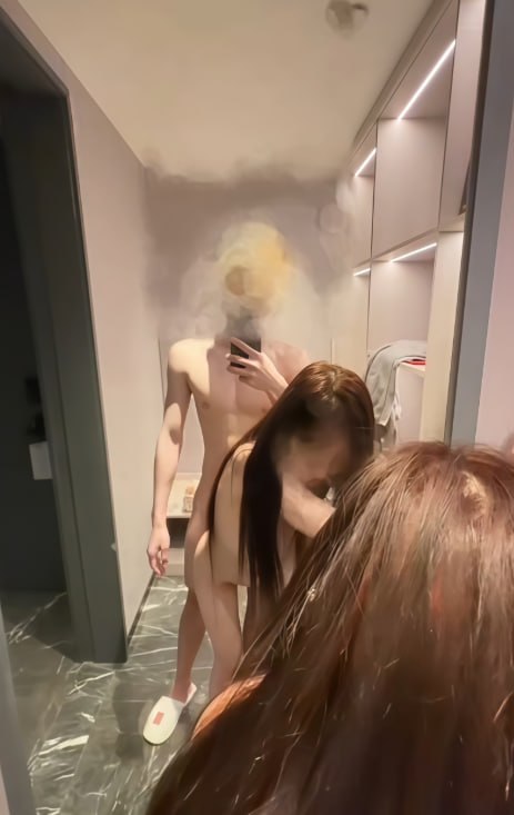 湖北科技大学大二校花私密视频流出,浴室镜前赤裸交欢画面曝光