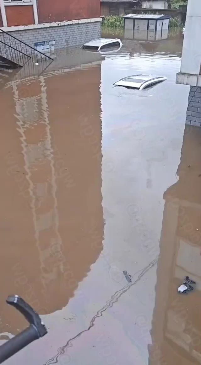 黑龙江伊春铁力遭遇强降雨引发严重内涝导致部分农田被淹及景区闭园