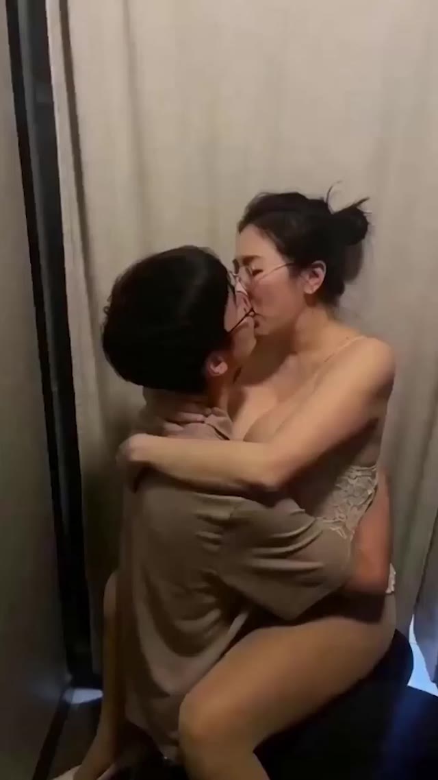 年轻男子为换取豪车奖励与成熟女性进行肉体交易并疯狂索取