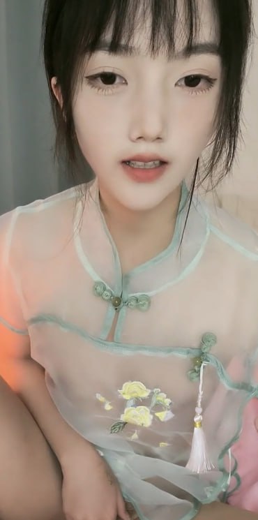 每日大赛 清纯嫩模身着透视古装居家直播 翘臀摆弄诱惑观众