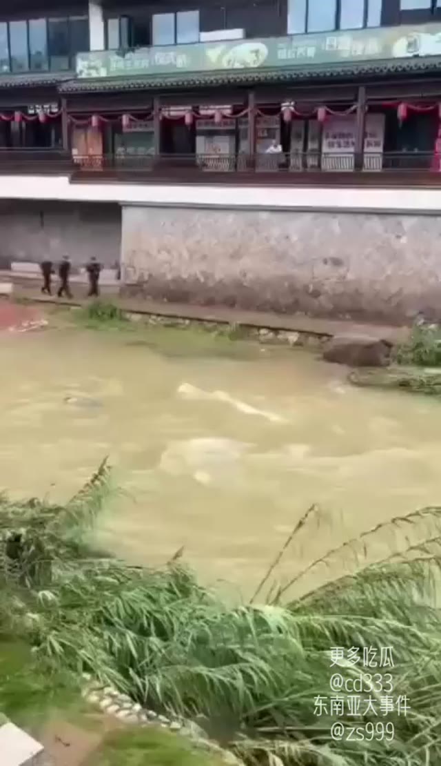 浙江台州暴雨导致赭溪水位暴涨疑似有成年男性遗体随洪水漂流
